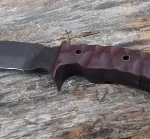 A knife that is laying on the ground.