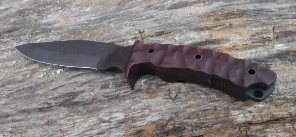 A knife that is laying on the ground.